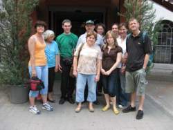 Csoportkép a kiállítás előtt