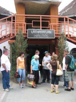 Csoportkép a kiállítás épülete előtt