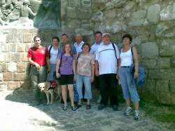 Csoportkép a várfal előtt