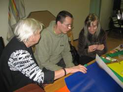 Fiatalok csapata alkotás közben Fiatalok csapata alkotás közben