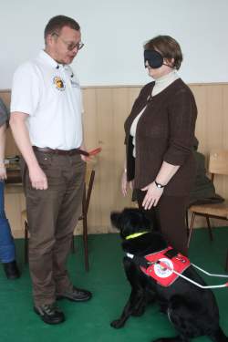 Mindenki kipróbálhatta a vakvezető kutyával való közlekedést