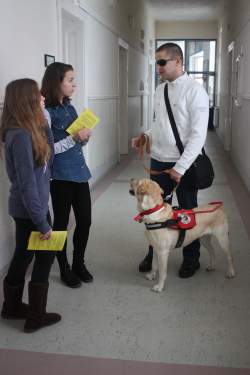 Kérdések a vakvezetőkutyás közlekedésről