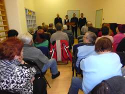 A férfi kórus énekel