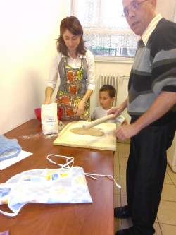 Készül a mézeskalács